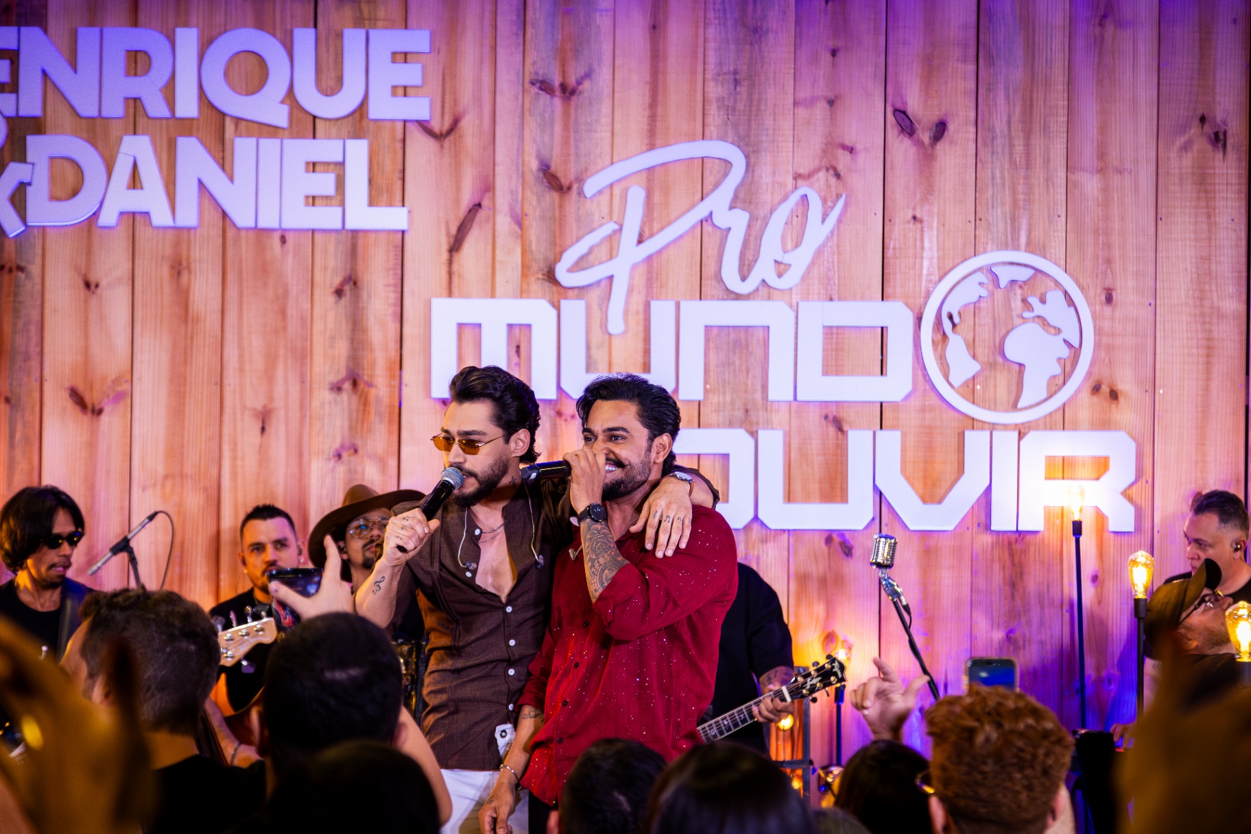 Henrique e Daniel juntos no palco do projeto Pro Mundo Ouvir